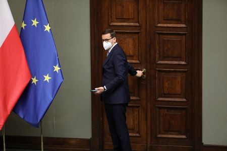Polacy negatywnie oceniają prezydenta, rząd i premiera
