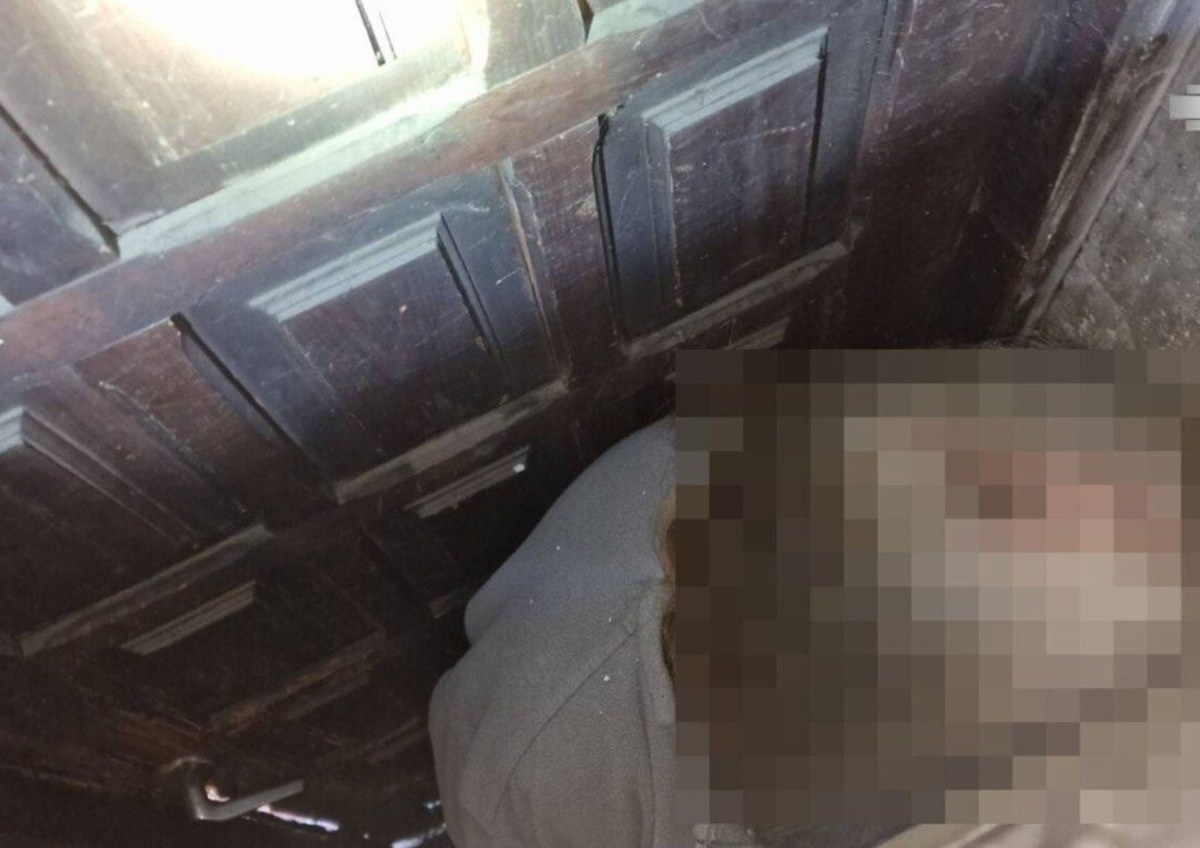 Przez 16 lat ukrywał się w "skrytce" między drzwiami