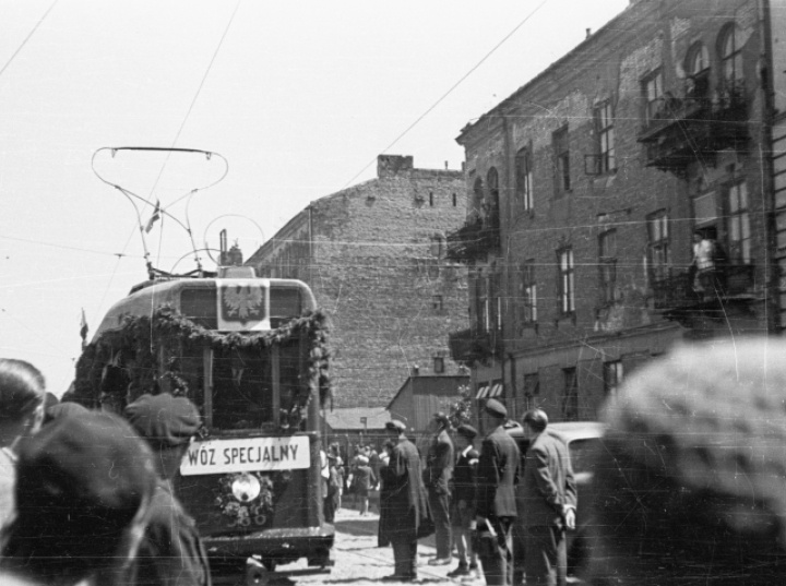Tory przez gruzy. Z Wiatracznej na Kawęczyńską – pierwszy tramwaj wolnej Warszawy ruszył 20 czerwca 1945 r.