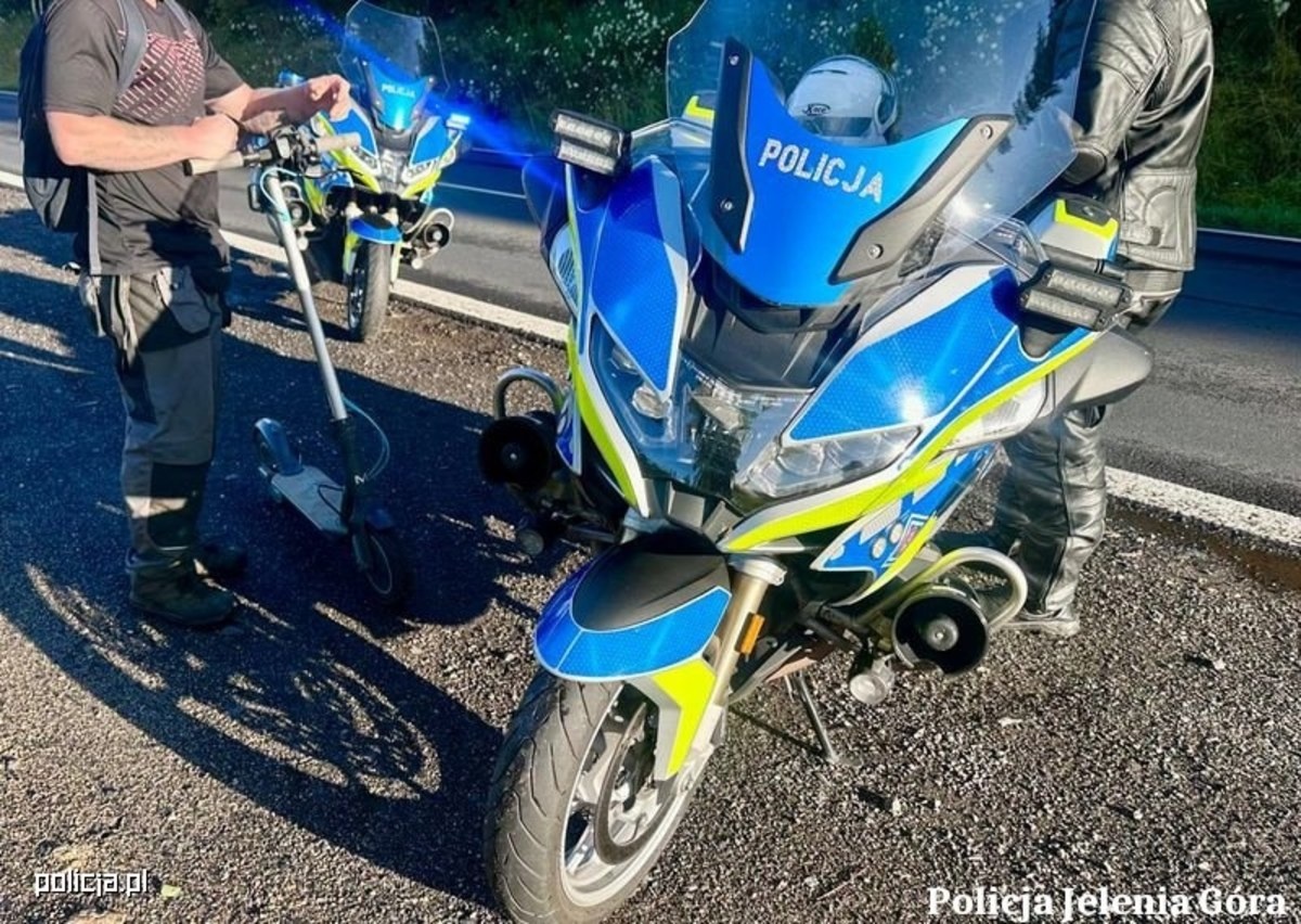 Groźny incydent na drodze krajowej! Hulajnoga elektryczna wśród rozpędzonych pojazdów