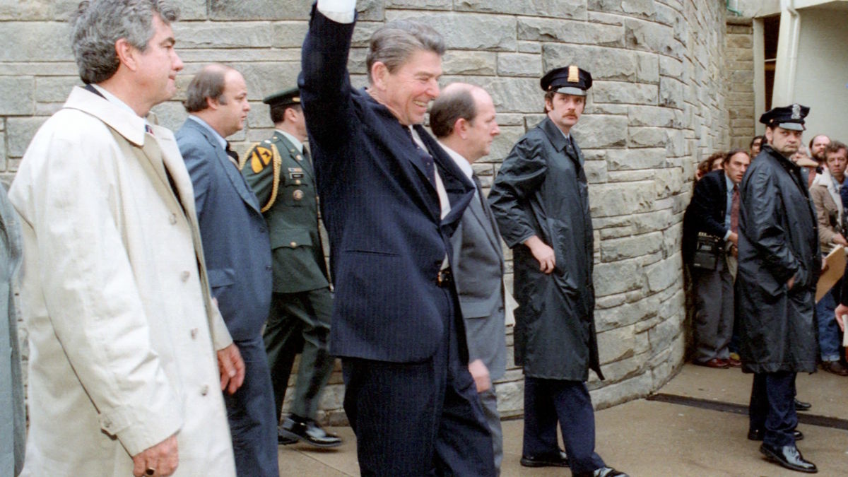 Pierwsze minuty po zamachu na Ronalda Reagana. Najpilniejszą sprawą było ustalenie kto ma czarną walizkę