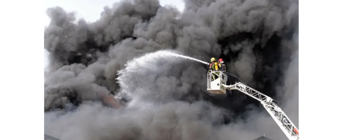 Płonie hala w Gliwicach. Słup czarnego dymu widać z kilku kilometrów
