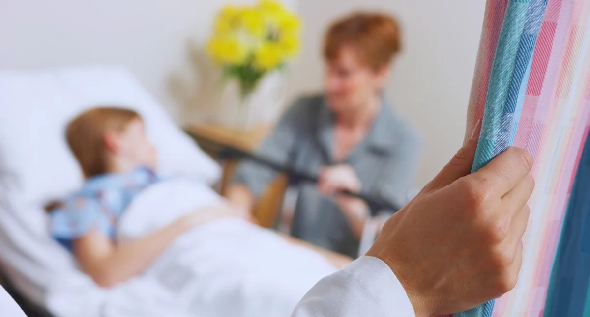 Sejm i Rzecznik Praw Pacjenta: Rodzic ma prawo do opieki przy dziecku w szpitalu