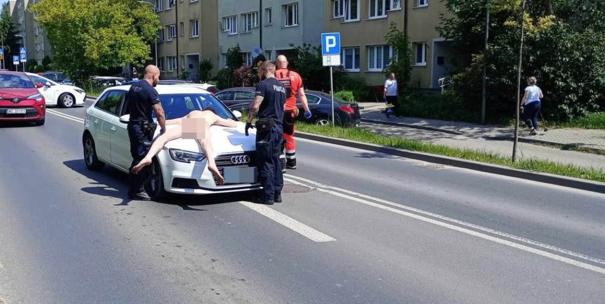 Nagi mężczyzna rzucił się na samochód