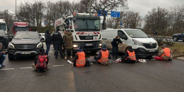 Niemcy: Aktywiści klimatyczni przykleili się do autostrady