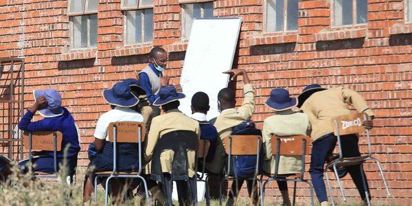 Zimbabwe: Zakaz pracy dla niezaszczepionych urzędników. Nie dostaną pensji