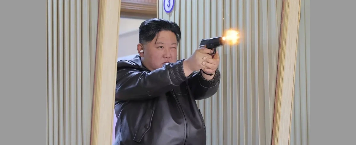 Kim Dzong Un w fabryce broni. Zabrał córkę na testy nowego pistoletu