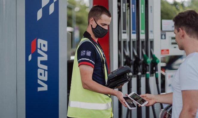 Orlen wprowadza mobilne kasy i kasjerów. Tankowanie podczas wakacji ma być szybsze