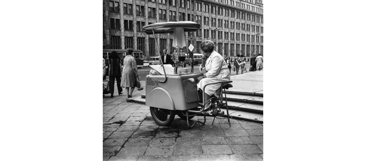 Historia jednej fotografii z Bazy Zdjęć PAP: uliczne saturatory ratowały spragnionych w upalne dni