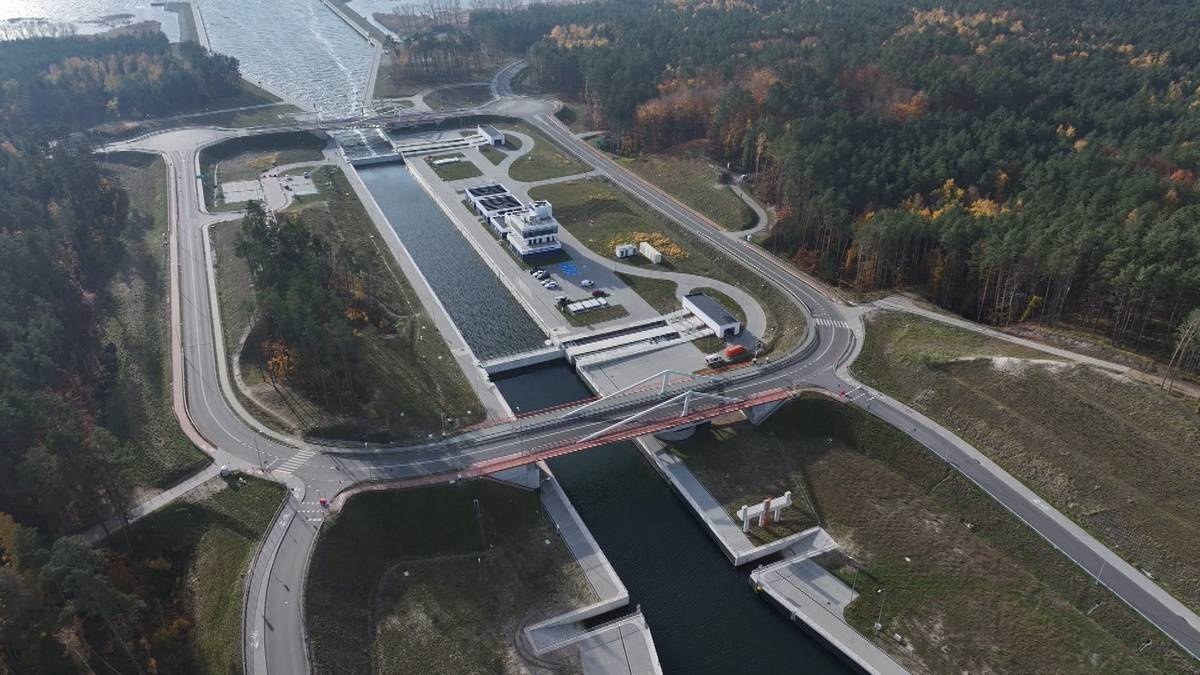 NIK składa zawiadomienia do prokuratury. W tle przekop Mierzei Wiślanej