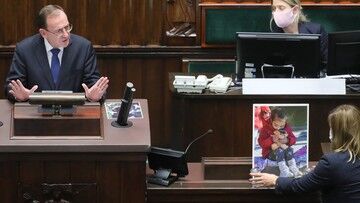 Stan wyjątkowy. Szef MSWiA Mariusz Kamiński: znaleźliśmy numer do terrorysty w telefonie migranta