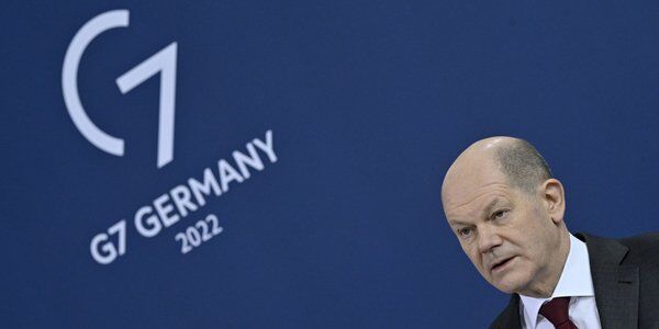 Olaf Scholz: Wstrzymujemy certyfikację Nord Stream 2