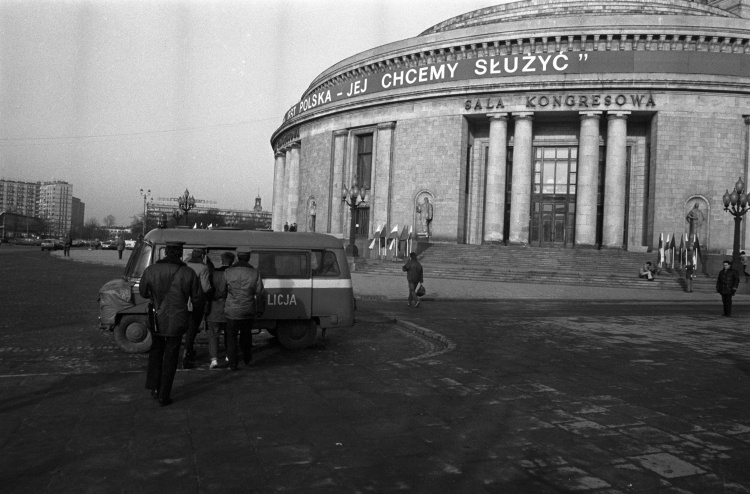 Historia jednej fotografii z Bazy Zdjęć PAP: 35 lat temu rozwiązano PZPR