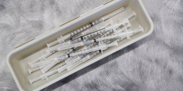 Częściowy obowiązek szczepień na COVID-19. Słowenia znów zaostrza przepisy