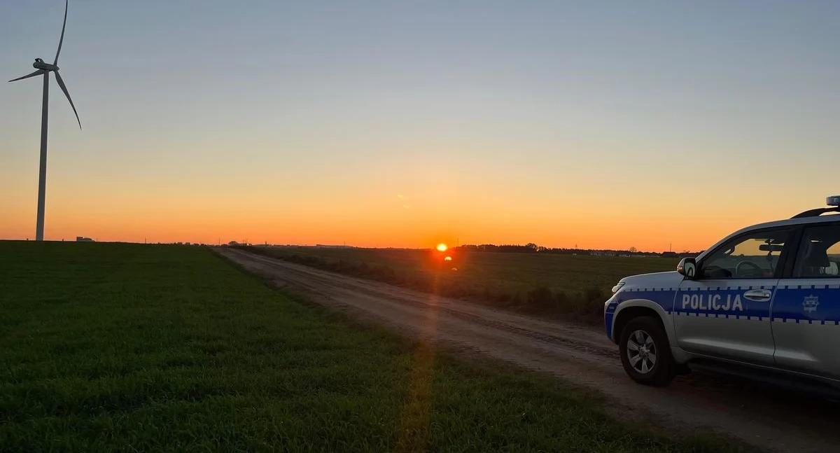 Ryzykowali życie dla lajków! Nastolatkowie próbowali dostać się na szczyt wiatraka