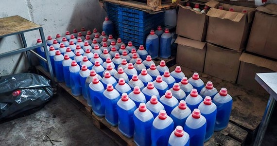 Służby rozbiły gang, który produkował fałszywe detergenty. Milionowe straty