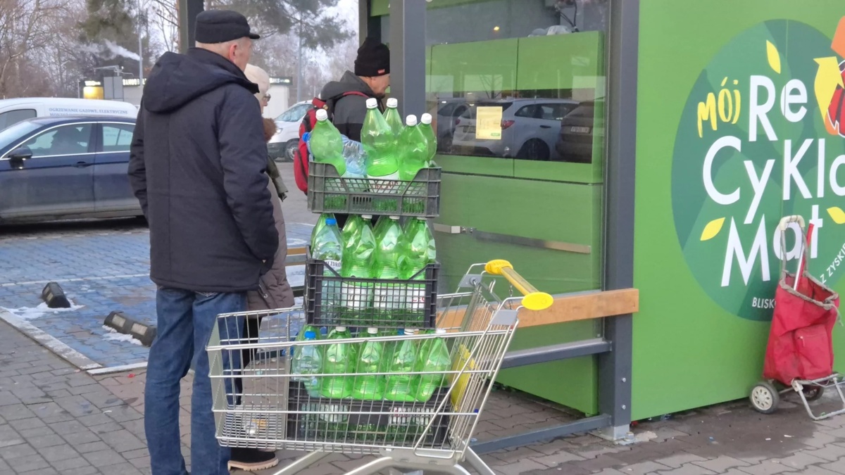 System kaucyjny w praktyce. Emeryt zarabia 300 zł tygodniowo