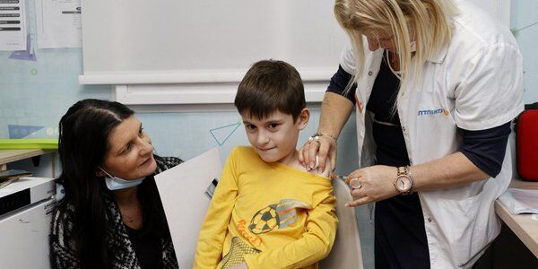 Pfizer: Szczepionka w 100 proc. skuteczna u nastolatków po 4 miesiącach