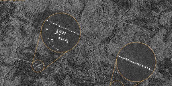 Zdjęcia satelitarne: Pojazdy pokonują most pontonowy na Prypeci