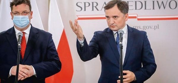 Ekstra umowy w ministerstwie Zbigniewa Ziobry