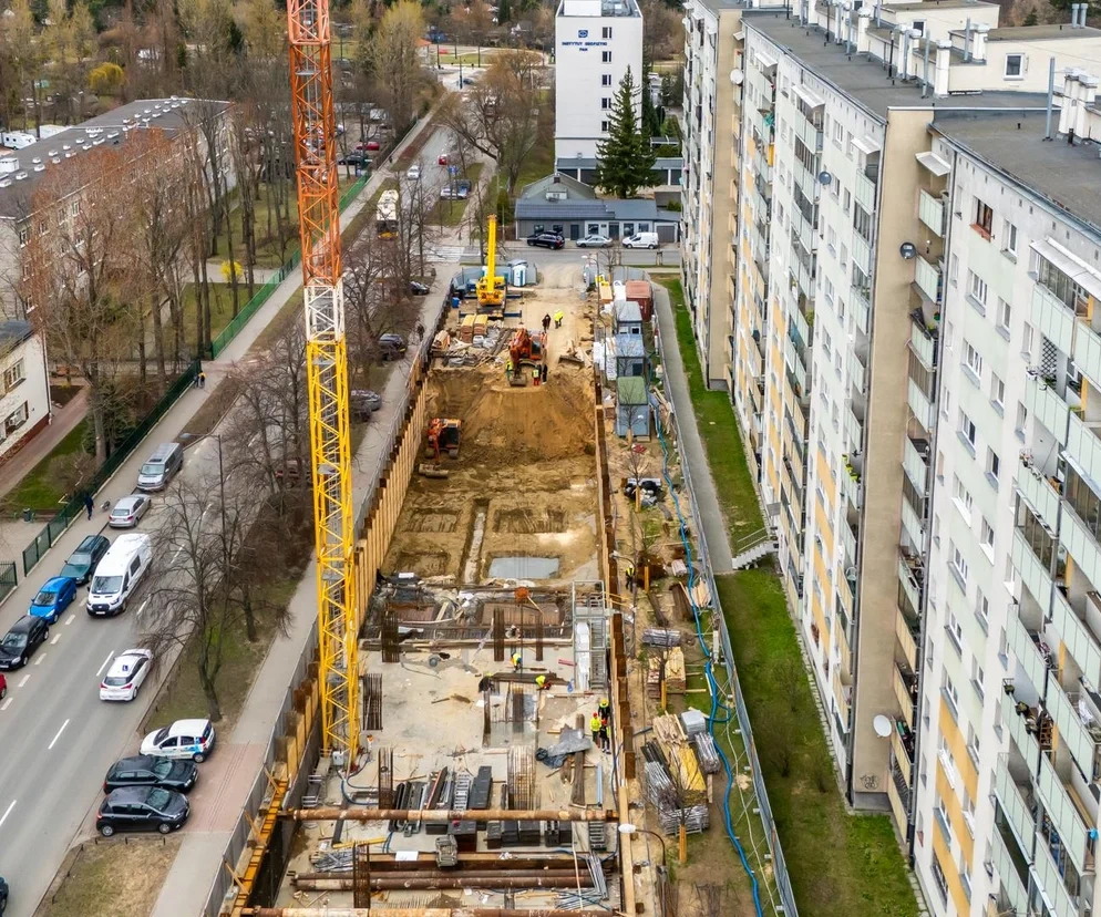 "Prestiżowy" blok powstaje okno w okno na Woli. Czy to jest legalne?