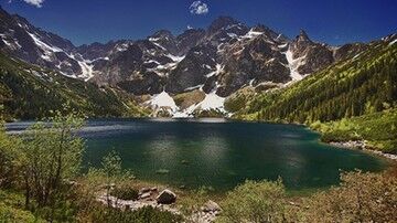Tatry. Turyści z małpą weszli na szlak do Morskiego Oka