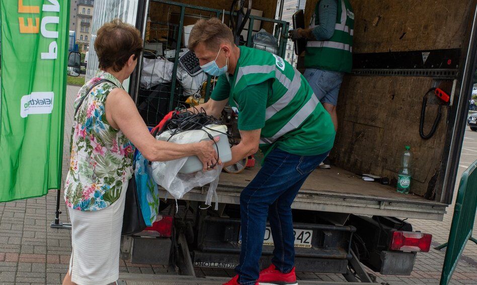 Warszawa rozdaje kwiaty za elektrośmieci