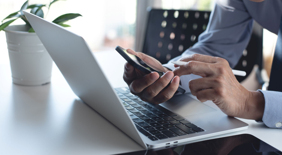 Telefon i e-mail radnego będą jawne? Zajmie się tym Senat