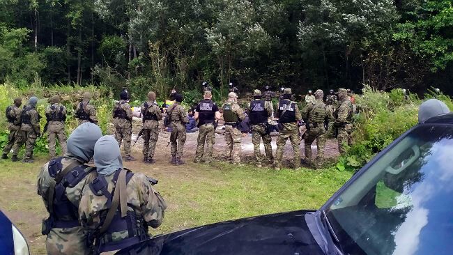 Straż graniczna i żołnierze nie przepuszczają dziennikarzy w Usnarzu. Uchodźcy wciąż koczują na granicy