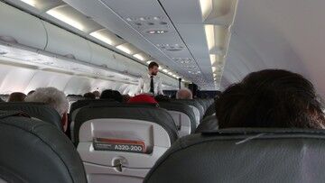 Stewardessa tłumaczy, po co wita pasażerów na pokładzie. Nie chodzi o gościnność