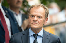 Ojcobójstwo kontrolowane. Trzaskowski powinien iść drogą Tuska