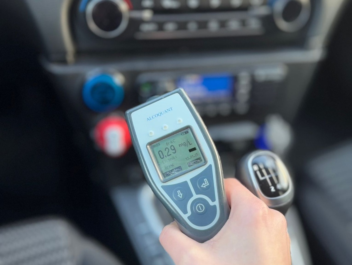 Myślał, że może nadal bezkarnie jeździć pijany pomimo dożywotniego zakazu. Sąd skazał go w trybie przyśpieszonym i zamknął w więzieniu