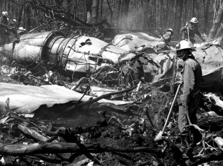 Historia jednej fotografii z Bazy Zdjęć PAP: największa katastrofa w dziejach polskiego lotnictwa