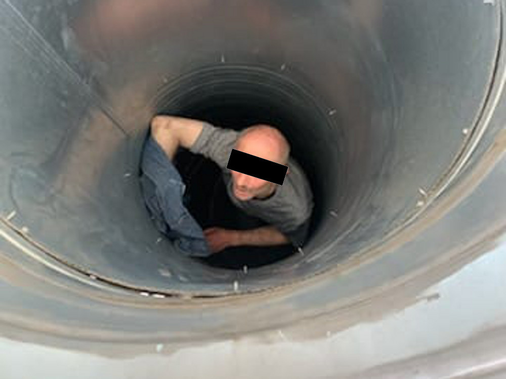 Gruzin chciał włamać się do zamkniętego warsztatu samochodowego. Utknął w szybie wentylacyjnym. Po 4 godzinach zaczął wołać „pomocy”