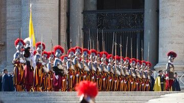 Watykan. Gwardziści szwajcarscy odmówili szczepień i odeszli ze służby