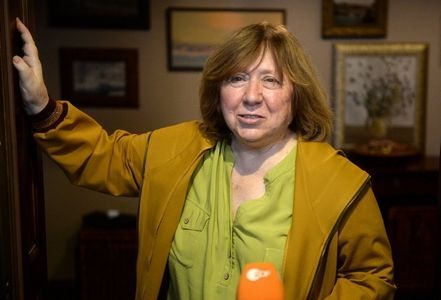 Swietłana Aleksijewicz zatrzymana na lotnisku. Powodem bomba