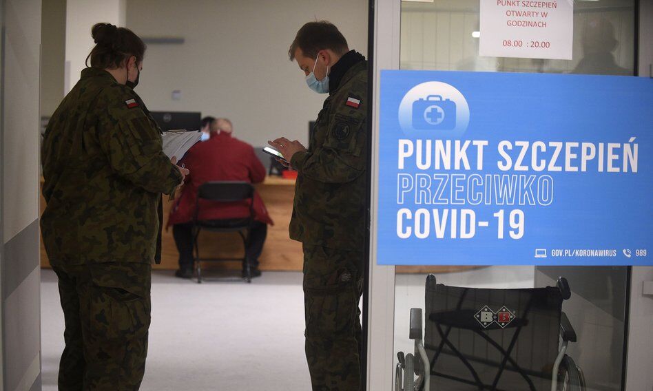 Szczepienia obowiązkowe, ale nie przymusowe? Rzecznik tłumaczy