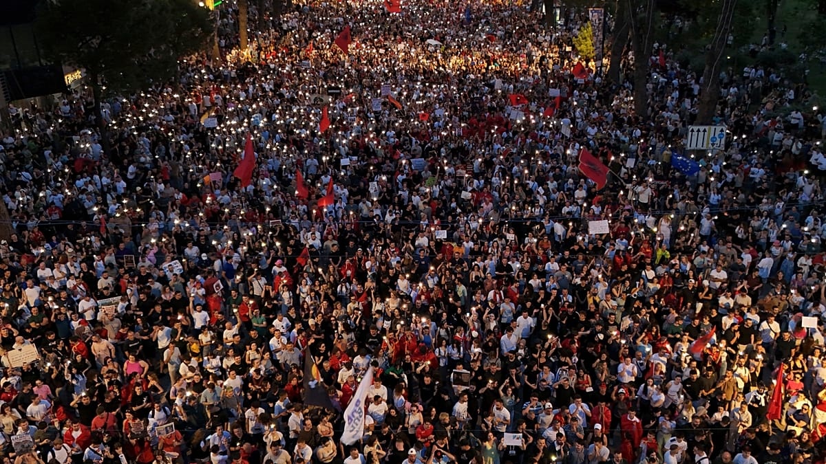 Tysiące Albańczyków na ulicach protestuje, żądając dymisji premiera