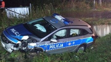 Małopolskie. Kierowca zderzył się z policyjnym radiowozem i uciekł z miejsca wypadku