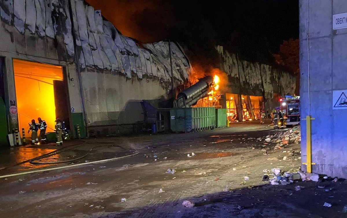Pożar hali sortowni odpadów w Elblągu. Nie udało się jej uratować