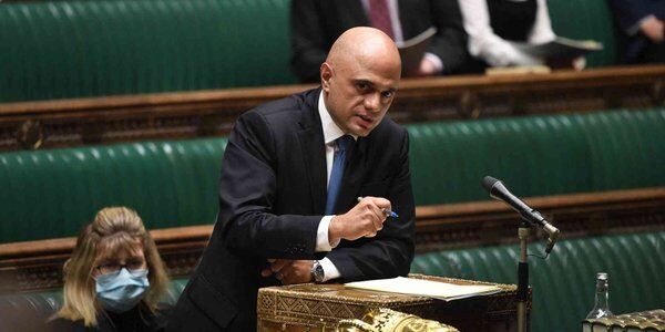 Model brytyjskiej agencji zdrowia: Omikron zakaża 200 tys. osób dziennie