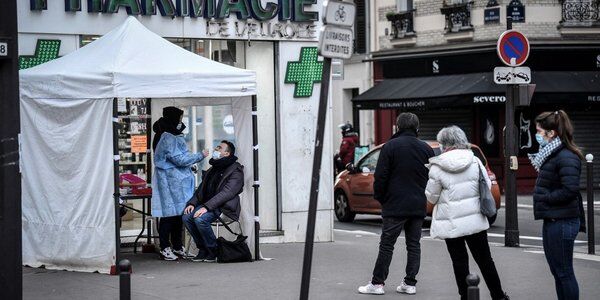 Francja proponuje grzywnę w wysokości 1000 euro za fałszywy paszport covidowy