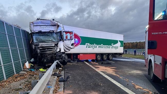 S8. Ciężarówka wbiła się w tył autokaru. Najciężej rannych zabrał śmigłowiec LPR
