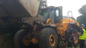 Nakło Śląskie. 62-latek leżał w trawie. Został przejechany przez ładowarkę