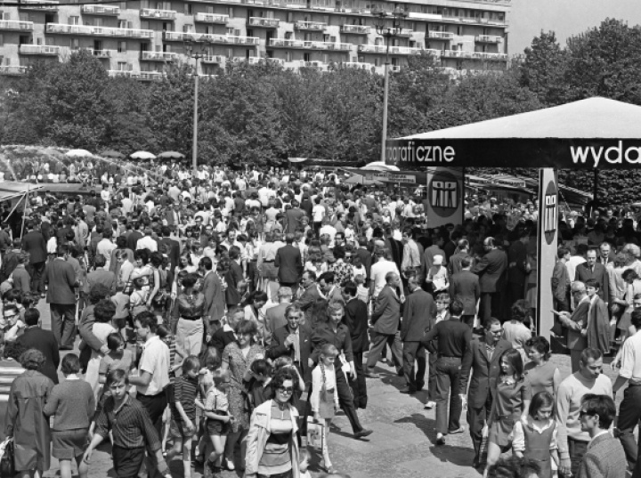 Historia jednej fotografii z Bazy Zdjęć PAP: Międzynarodowe Targi Książki były dla Polaków oknem na świat