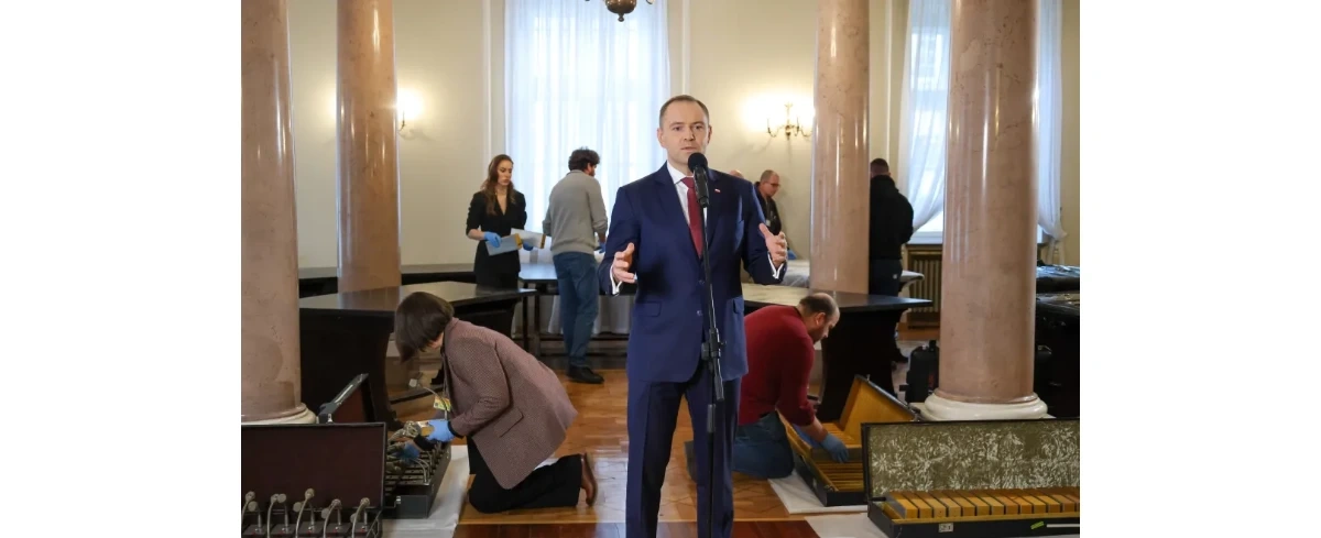 Okrągły Stół znika z Pałacu Prezydenckiego. Nawrocki zabrał głos [GALERIA]