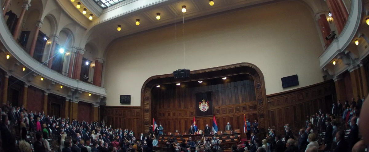 Race i granaty dymne w parlamencie