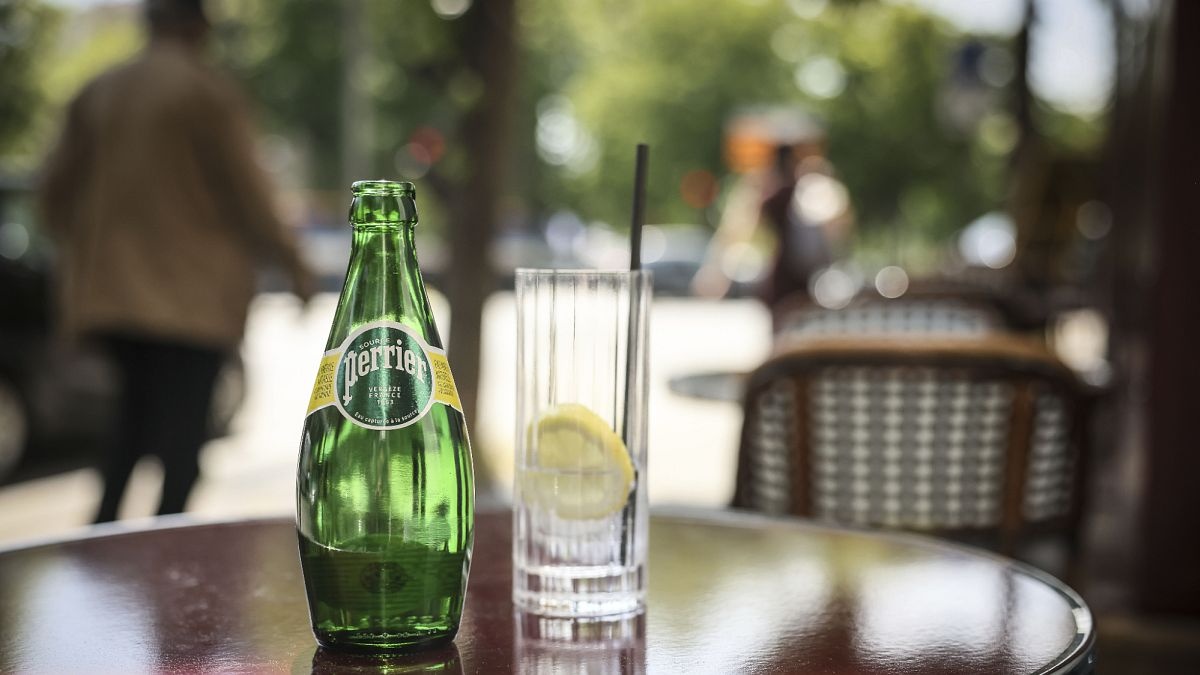 Francja: rząd ukrywał nielegalne uzdatnianie wody przez Nestlé