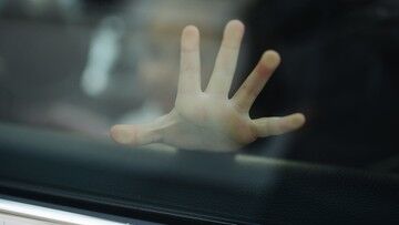 Szczecin. Zmarło dziecko, które spędziło kilka godzin w zamkniętym aucie