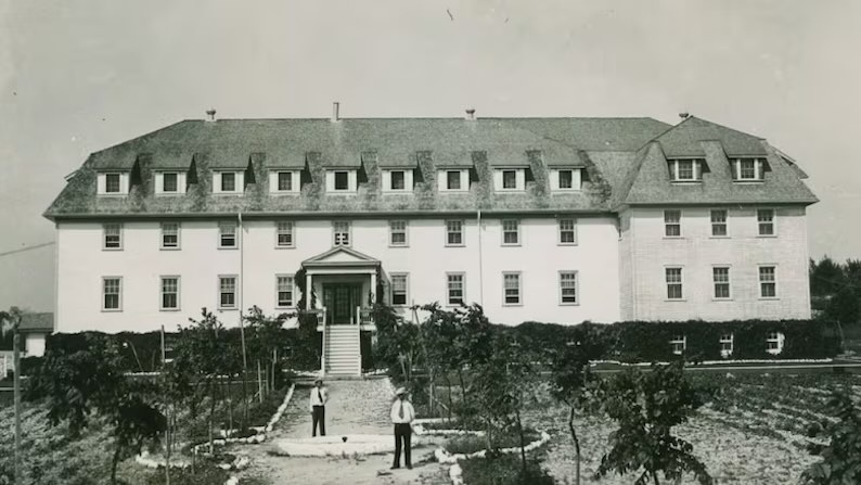 Poszukiwania ujawniają 114 nieoznakowanych miejsc pochówku na terenie dawnej szkoły rezydencyjnej McIntosh Indian Residential School